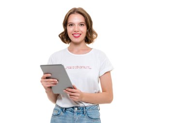 Tablet bilgisayar tutan güzel neşeli bir kız portresi