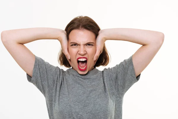 Boos gillen Kaukasische jongedame staande geïsoleerd — Stockfoto