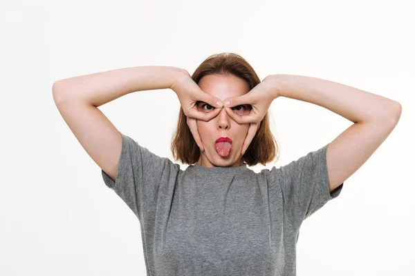 Lustige junge kaukasische Dame zeigt süße Emotionen. — Stockfoto