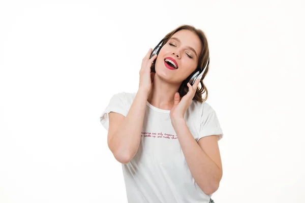 Retrato de una chica feliz escuchando música con auriculares —  Fotos de Stock
