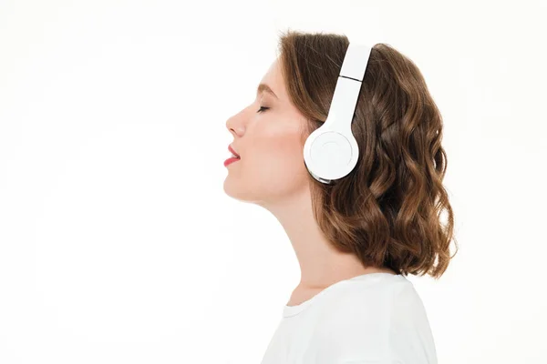 Side view porträtt av en ganska ung flicka med hörlurar — Stockfoto