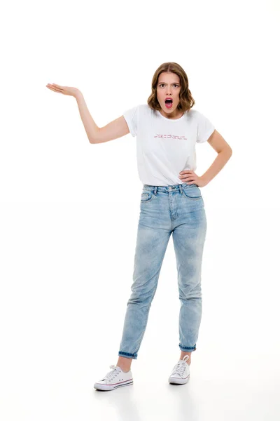 Θυμωμένος καυκάσιος γυναίκα να στέκεται κοντά σε copyspace — Φωτογραφία Αρχείου