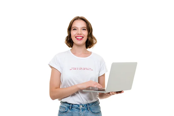 ラップトップ コンピューターを保持している陽気なかわいい女の子の肖像画 — ストック写真