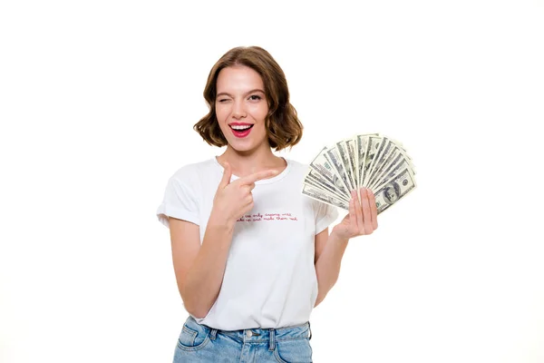 Портрет игривой девушки с банкнотами на руках — стоковое фото
