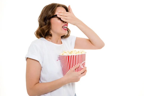 Assustado caucasiano mulher segurando pop milho assistir filme . — Fotografia de Stock