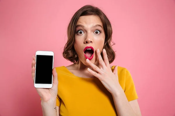 Portret van een jonge vrouw van geschokt close-up — Stockfoto