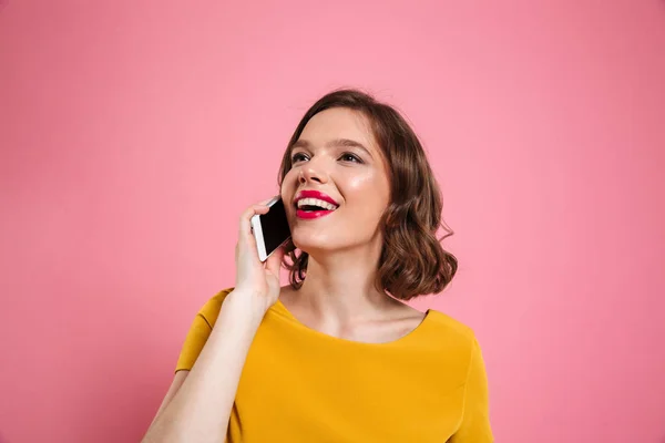 Портрет усміхненої красивої жінки, що розмовляє на мобільному телефоні — стокове фото