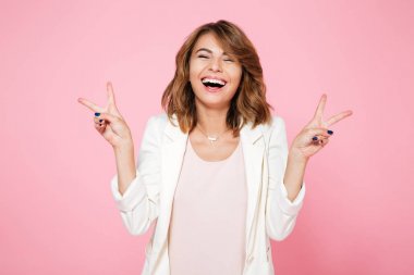 Barış hareketi gösterilen neşeli mutlu kız portresi