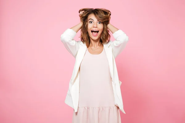 Retrato de una chica feliz emocionada sosteniendo los brazos en su cabello —  Fotos de Stock