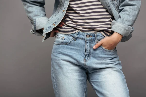 Foto recortada de fêmea na moda em tshirt listrada e jacke jeans — Fotografia de Stock