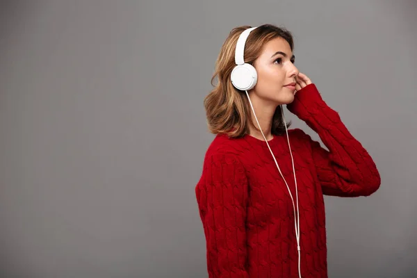 Vista laterale di una giovane ragazza in maglione rosso — Foto Stock