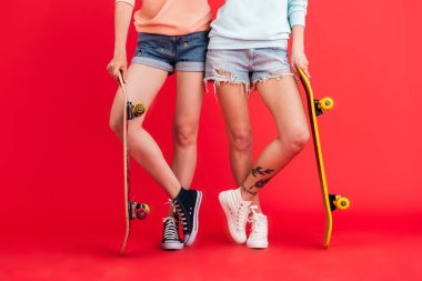 Kot şort iki genç kız portresi kapatın