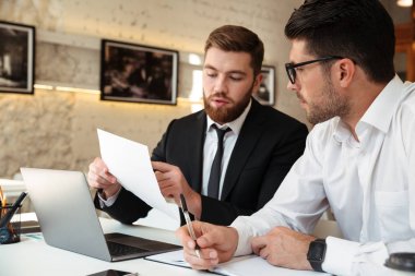 İki genç sakallı businessmans yeni proje tartışıyor konsantre