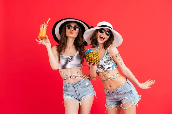 Retrato de dos sonrientes alegres en ropa de verano — Foto de Stock