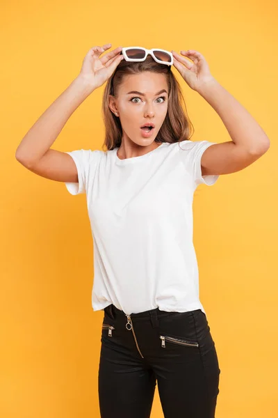 Shocked pretty young woman standing isolated — Stock Photo, Image