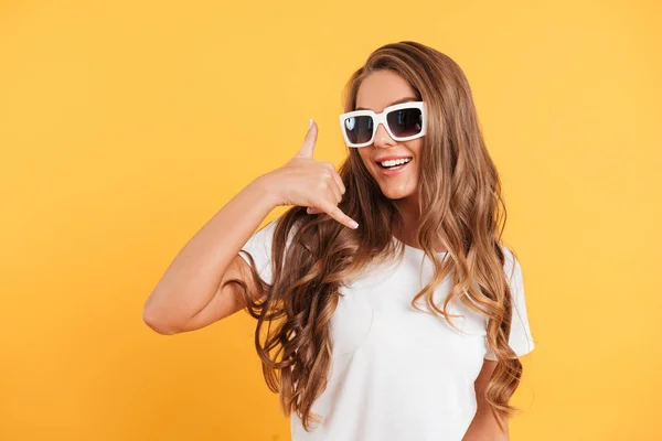 Retrato de uma menina bonita feliz em óculos de sol — Fotografia de Stock