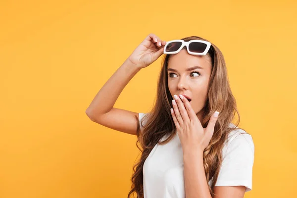 Mooie jonge vrouw stond geïsoleerd geschokt — Stockfoto