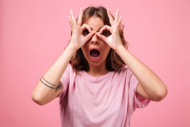 Parmak ile işaret ve kamera seyir komik genç kadın.