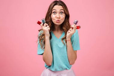 Mutlu duygusal genç bayan oje holding