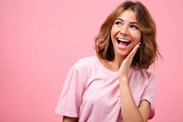 Mujer joven sorprendida aislada sobre fondo rosa —  Fotos de Stock