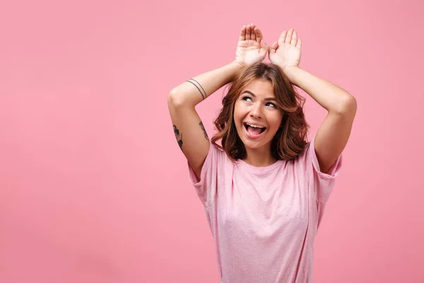 Ganska söt ung dam gester med händerna och tittar åt sidan. — Stockfoto