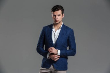 Kendine güvenen, yakışıklı bir adam portresi