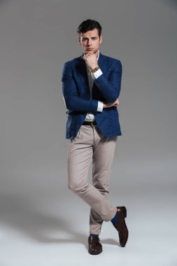 Kendine güvenen genç bir adam portresi tam uzunlukta
