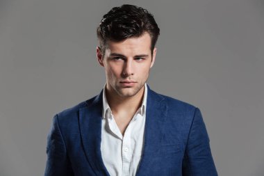 Ceketli büyüleyici genç bir adam portresi