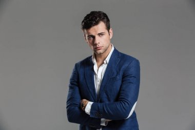 Ceket poz içinde ciddi bir konsantre adam portresi