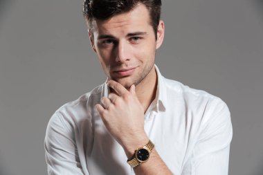 Dalgın çekici bir adam portresi kapatın