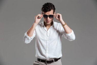 çekici bir genç adam portresi