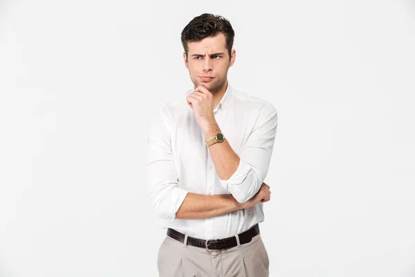 Retrato de um homem encantador pensativo em camisa branca — Fotografia de Stock