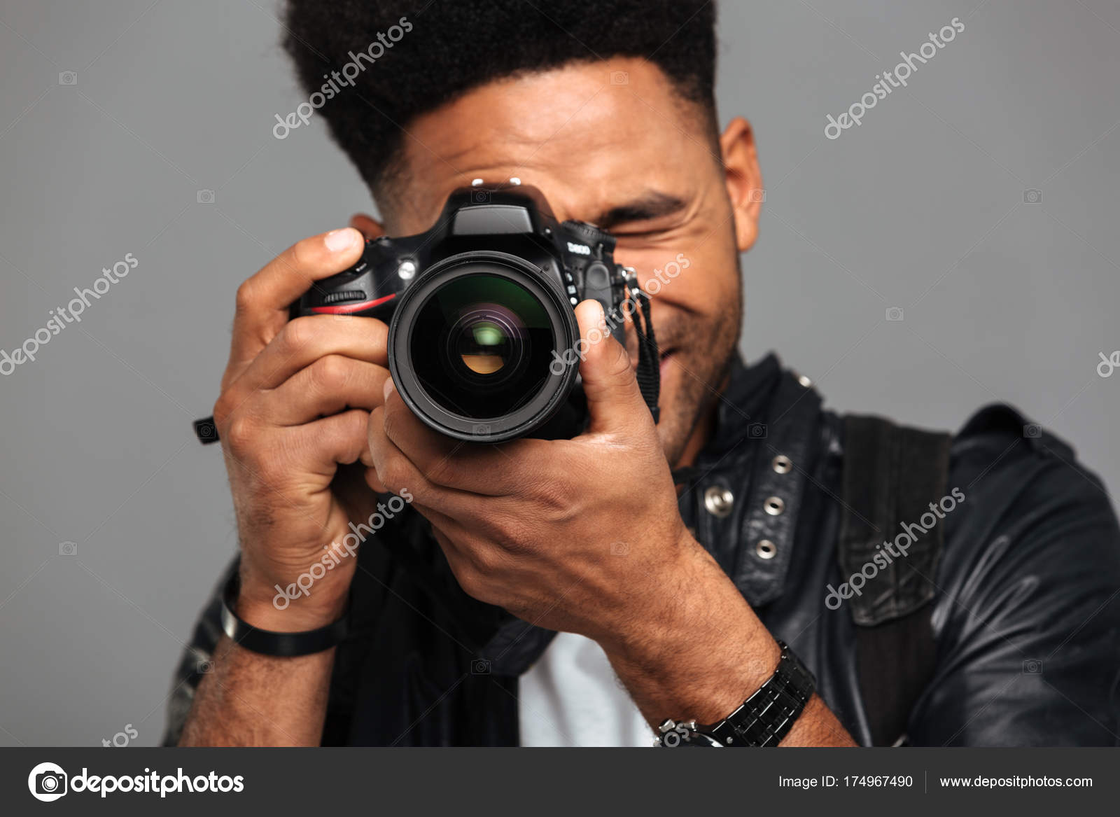 写真を取って集中アフロ アメリカ人のクローズ アップ写真 ストック写真 C Vadymvdrobot 写真を取って集中アフロ アメリカ人のクローズ アップ写真 ストック写真 C Vadymvdrobot
