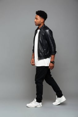 Deri jacke moda Afrika adam portresi tam uzunlukta