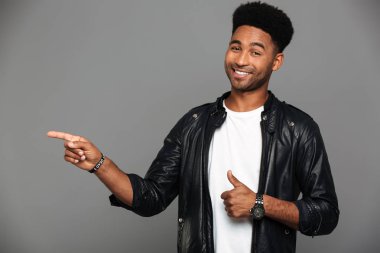 Mutlu genç afro Amerikan adam deri jacke fotoğrafı yakın çekim