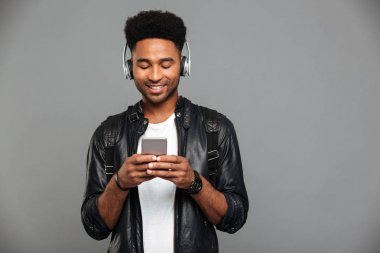 Bir gülümseyen genç afro Amerikalı adam portresi