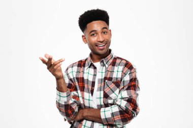 Neşeli bir genç Afrika adam portresi