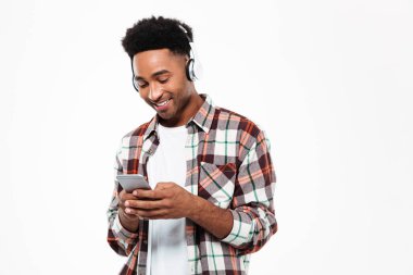 Bir neşeli genç afro Amerikalı adam Kulaklığımda portresi