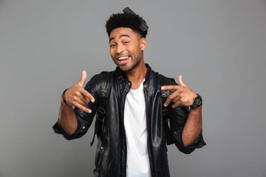 Deri ceketli bir komik afro Amerikalı adam portresi