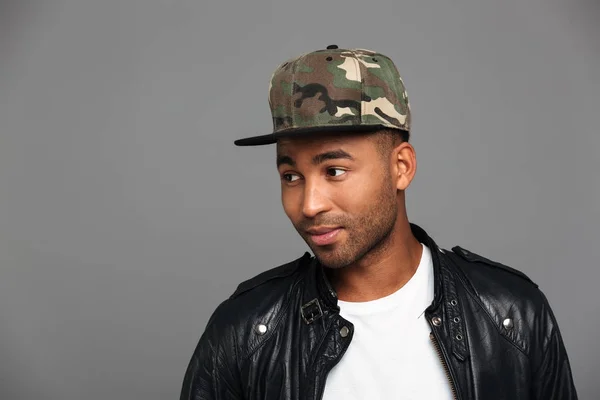 Close-up foto de homem afro-americano bonito em camuflagem cap l — Fotografia de Stock