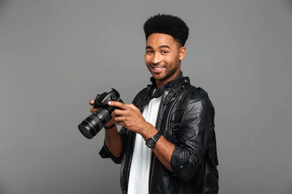 Крупный план портрета улыбающегося африканского фотографа с фотографией — стоковое фото