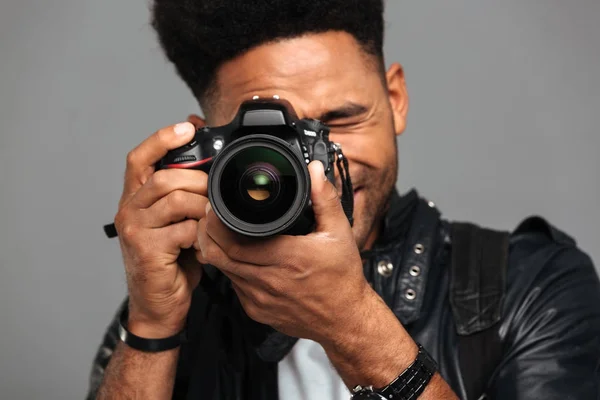 Close-up foto de homem afro-americano concentrado tirar foto em — Fotografia de Stock