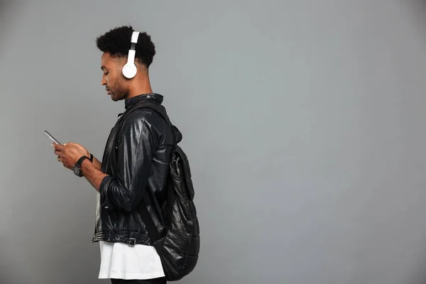 Retrato de un joven afroamericano con auriculares —  Fotos de Stock