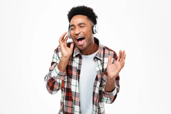 Retrato de un joven afro americano alegre —  Fotos de Stock