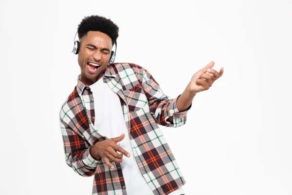 Porträt eines glücklichen jungen afroamerikanischen Mannes — Stockfoto