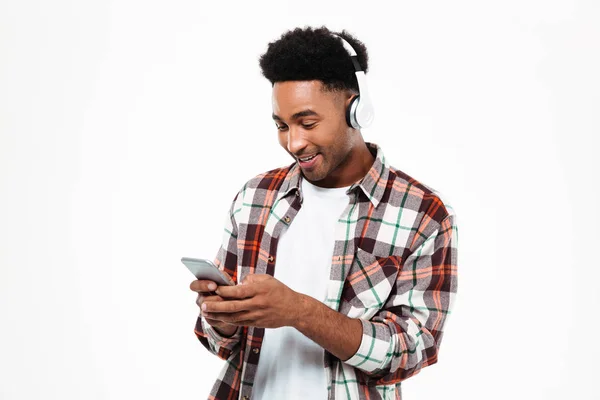 Portrét usměvavý mladík afro americký — Stock fotografie