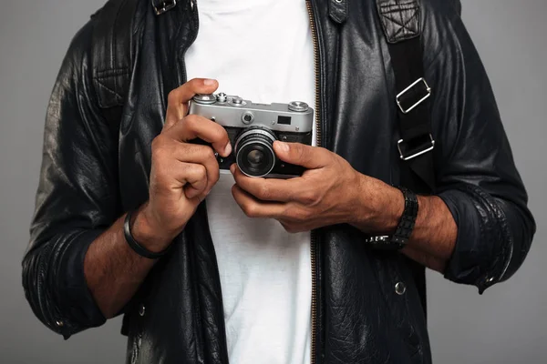 Close up de um jovem fotógrafo africano — Fotografia de Stock