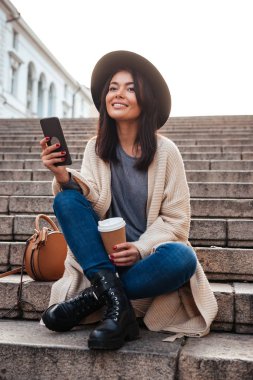 Cep telefonunda bir neşeli gülümseyen kadın manifatura portresi