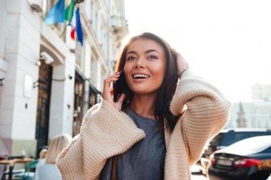 Cep telefonunda bahseden bir neşeli şık kadın portresi