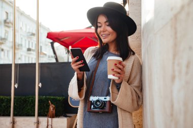 Retro photocamera manifatura karışıklık ile genç çekici Asyalı kadın